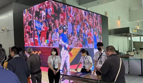 ▲中捷市府站入口有大型螢幕播放冠軍賽珍貴畫面，應援中華隊賽事。（圖／記者顏幸如攝，2026.02.26）