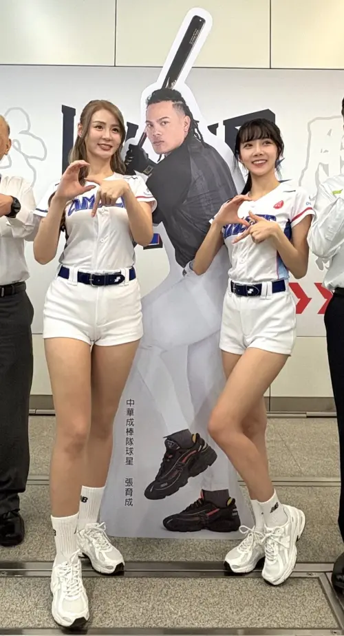 ▲中捷公司化身WBC應援基地，啦啦隊女孩短今、衣宸也來與「張育成」同框。（圖／記者顏幸如攝，2026.02.26）