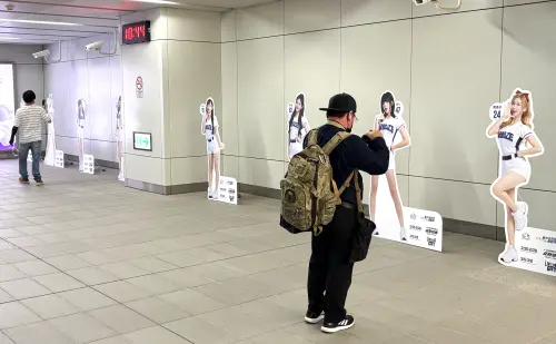 ▲球迷拿著手機「掃一排啦啦隊女孩」。（圖／記者顏幸如攝，2026.02.26）