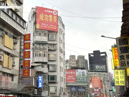 ▲即便街頭建案廣告林立，但在房貸緊縮與房價僵持下，新屋去化速度極度緩慢，導致 1 月待售建案量不減反增，賣壓已明顯浮現。（示意圖／住展雜誌提供）