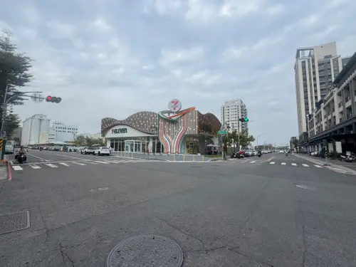 ▲全台第7110家7-11就在霞海重劃區。「愿橋門市」占地150坪，補足許多住戶生活所需。（圖／信義房屋提供）
