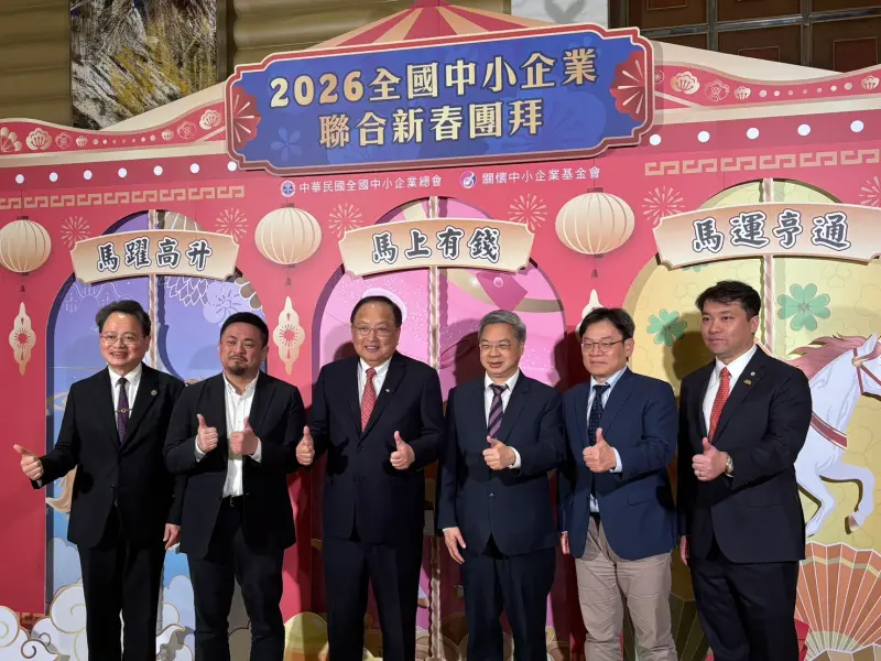 ▲李育家（圖左三）受訪表示，全台灣171 萬家中小企，工作樣態各行各業不相同，育兒減少工時恐難以落實，即便政策立意良善，但若造成其他困擾，就會抹殺了良善思考。（圖／記者鍾泓良攝影）