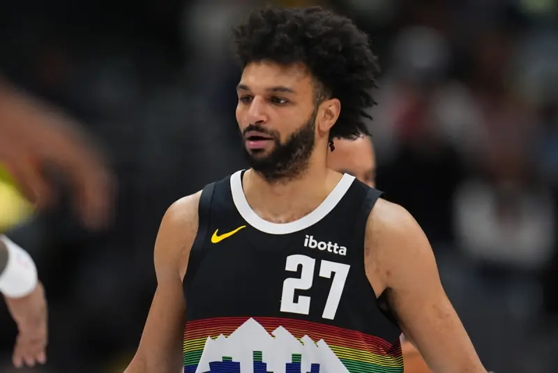 ▲丹佛金塊明星控衛賈馬爾穆雷（Jamal Murray）在今（26）日對陣波士頓塞爾提克的比賽中，因突發嚴重疾病提前退場。賽後金塊教練團對他的身體狀況表達了高度擔憂，並坦言球隊已經窮盡一切醫療手段，但穆雷的症狀依然沒有緩解。（圖／美聯社／達志影像）