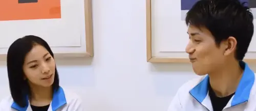 ▲三浦璃來（左）用眼神拿捏木原龍一。（圖／翻攝自YouTube テレ東スポーツ）