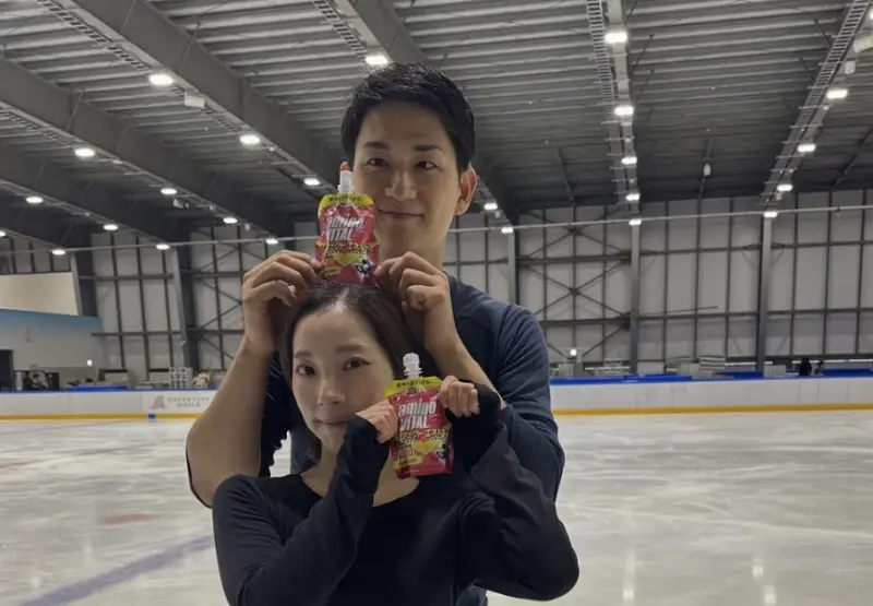 ▲木原龍一（後方）和三浦璃來在冬奧拿下雙人花式滑冰金牌，許多粉絲挖出兩人過往受訪片段，木原說剛開始花5分鐘就能和三浦配合出很好的速度，結果被三浦瞪，「還要5分鐘？」（圖／翻攝自IG@riku9111）