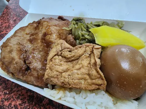 ▲招牌肉排嚴選高成本的溫體豬肉，絕不用冷凍肉，再以傳承獨門秘方醃製。（圖／業者提供）