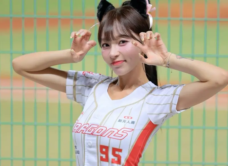 ▲林襄日前在《綜藝OK啦》與其他啦啦隊成員，挑戰1口含18片洋芋片，沒想到她竟毫無包袱，張開大嘴直接炸出魚尾紋跟雙下巴，粉絲狂喜直呼：「好愛」。（圖／林襄IG@95_mizuki）