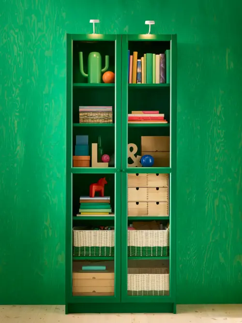▲BILLY玻璃門綠色書櫃，原價6499元，特價2499元，現省4000元。（圖／IKEA提供ikea.com.tw）