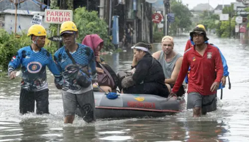 峇里島暴雨成災！首府淹水1.5公尺　350人緊急撤離畫面曝光
