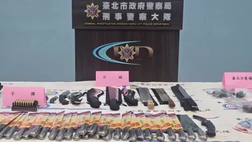 ▲警方另搜索接應的6名共犯，於現場查扣各式刀械30餘把、毒品等物。（圖／警方提供）