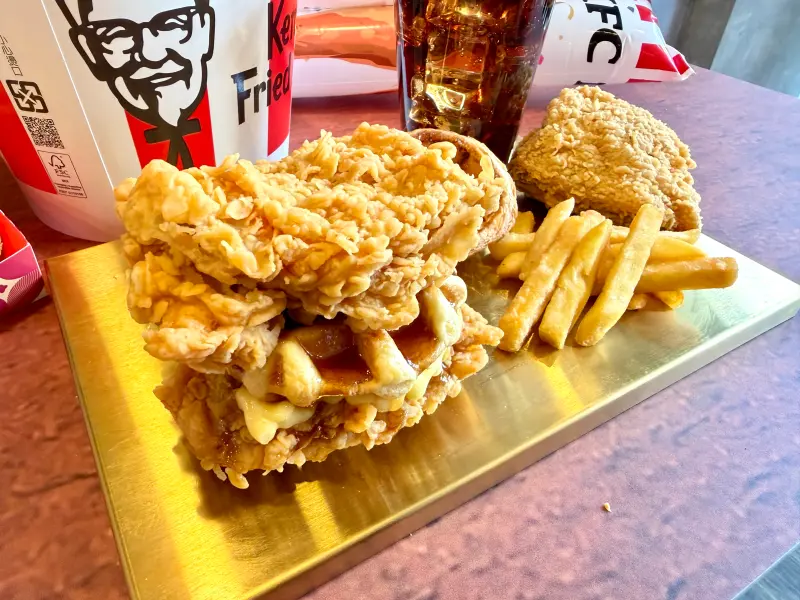 ▲肯德基將於3月3日推出「楓糖風味鬆餅咔啦肉霸堡」，上下的麵包改由炸雞取代，中間夾上楓糖風味鬆餅，同步推出限時優惠，7塊咔啦脆雞只要299元。（圖／記者周淑萍攝）
