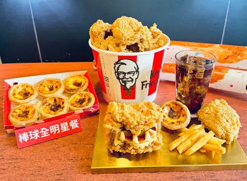 ▲「楓糖風味鬆餅咔啦肉霸堡」，捨棄傳統漢堡麵包，改以兩片咔啦雞腿排取代，內層夾入比利時格子鬆餅，最後淋上楓糖醬，吃起來相當過癮。（圖／記者周淑萍攝）