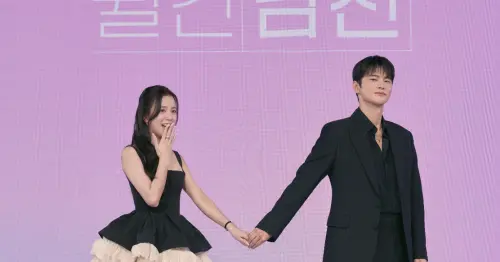 ▲Netflix《訂閱男友》昨日於首爾舉辦上線記者會，影集將於3月6日於上線。主演Jisoo智秀（左）、徐仁國（右）帶著劇中出現的戀愛粉紅泡泡感出席現場。（圖／Netflix提供）