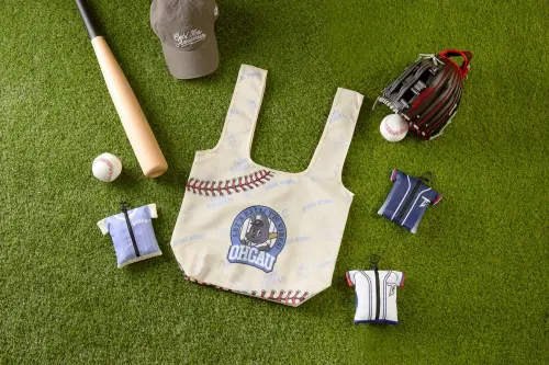 ▲乖乖挺台灣！推出期間限定「Team Taiwan 應援袋」，其中球衣造型收納袋（4款隨機），陪球迷從日常生活一路熱血應援到球場。（圖／品牌提供）