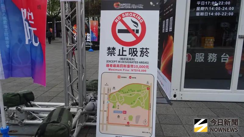    ▲2026台北燈節展區隨處可見禁菸告示牌。（圖／記者呂炯昌攝）  