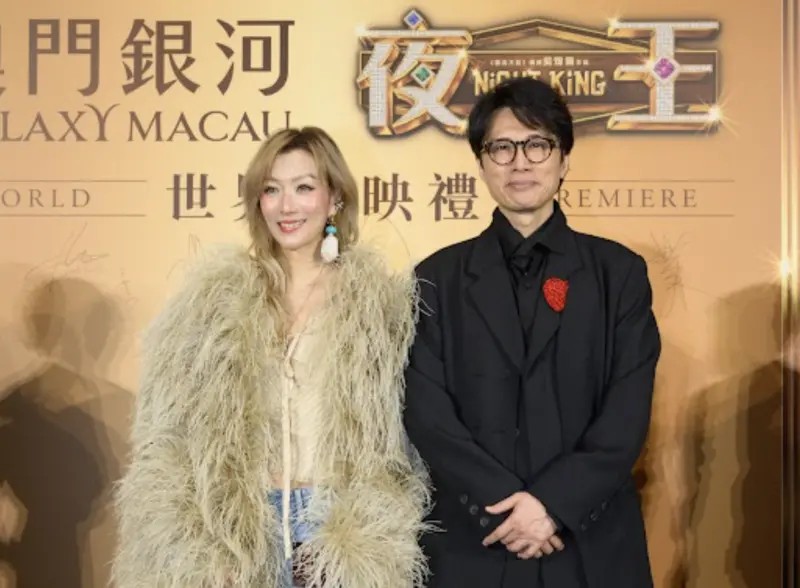 ▲香港票房天王天后黃子華（右）、鄭秀文（左）在《夜王》扮演前夫妻，黃子華有半裸床戲很吸睛，鄭秀文讚他的體格讓人流口水，兩人也都吐露不生子、當爸媽的理由。（圖／華映娛樂提供）