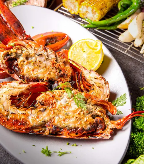 ▲台北萬豪酒店半自助式餐廳「Garden Kitchen」推出明日午餐主餐買一送一，圖為主菜爐烤松露醬奶油龍蝦。（圖／台北萬豪酒店提供www.taipeimarriott.com.tw）