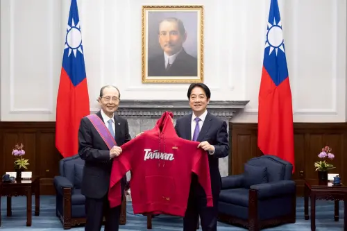▲賴清德特別準備過年期間走訪全台廟宇祈福時所穿的棗紅色「TEAM TAIWAN Ｘ 總統府聯名帽TEE」送給王貞治。（圖／總統府提供）