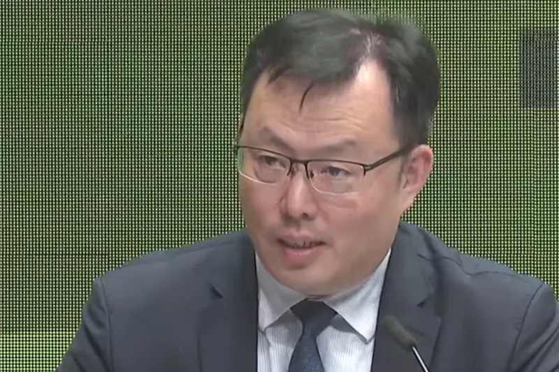 ▲效力於MLB芝加哥小熊隊的台美混血重砲好手「龍仔」龍恩（Jonathon Long），因左手肘扭傷復原進度不如預期，經球團評估後，今日正式通知確定辭退本屆賽事。針對戰力空缺與備戰狀況，運動部今日於行政院會後記者會做出詳盡說明。（圖／翻攝自行政院YouTube）