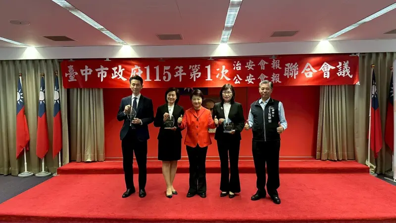 ▲盧市長於今年市府第一次治安會報中，特別公開表揚臨櫃阻詐成效最亮眼的三家金融機構（圖/記者鄧力軍翻攝）