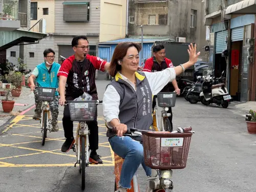 ▲ 林智鴻選用腳踏車掃街，不僅能進入許多「從未有候選人來過」的無尾窄巷，也讓在家的婆婆媽媽，在泡茶的阿伯阿叔，見到他都十分訝異「你納ㄟ來底家？」（圖／高市議員林智鴻提供）