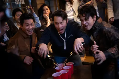 ▲《欠妳的那場婚禮》由金鐘導演嚴藝文執導，以中年危機與時空奇蹟為核心，講述搖滾男神重拾愛情的療癒之旅。（圖／公視提供）