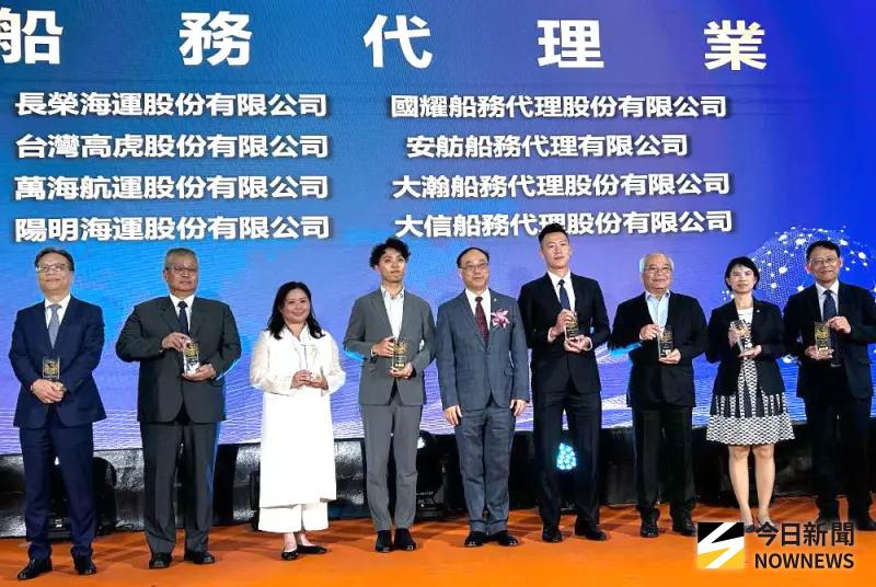 ▲台灣港務公司舉辦115年金舫獎頒獎儀式，由台灣港務公司董事長周永暉(中)頒獎給船務代理業者，以表彰對港務的卓越貢獻。(圖／記者黃守作攝)