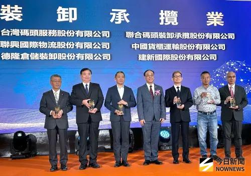 ▲台灣港務公司舉辦115年金舫獎頒獎儀式，由台灣港務公司董事長周永暉(中)頒獎給裝卸承攬業者，以表彰對港務的卓越貢獻。(圖／記者黃守作攝)