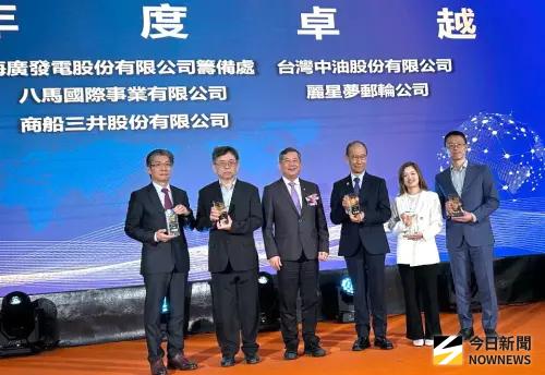 ▲台灣港務公司舉辦115年金舫獎頒獎儀式，由台灣港務公司總經理王錦榮(左3)頒發年度卓越獎，給中油公司由副總經理許晉榮(左2)、麗星夢郵輪公司經理游懿倫(右2)等業者，以表彰對港務的卓越貢獻。(圖／記者黃守作攝)