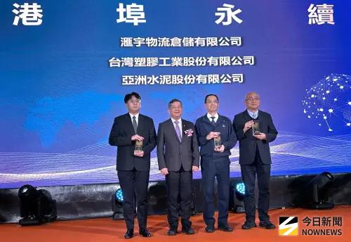 ▲台灣港務公司舉辦115年金舫獎頒獎儀式，由台灣港務公司總經理王錦榮(左2)頒發港埠永續獎，給台灣塑膠公司由總經理室協理楊志成(右2)等業者，以表彰對港務的卓越貢獻。(圖／記者黃守作攝)
