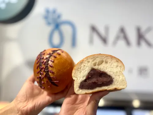 ▲好球麵包50元，內餡結合紅豆與巧克力風味，香甜順口，搭配紐西蘭進口奶油製作的柔軟麵包體。（圖／記者鍾怡婷攝）