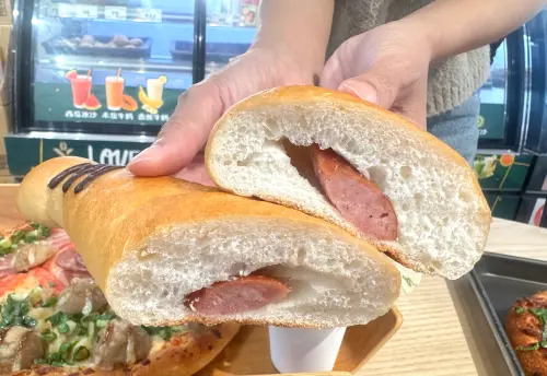 ▲轟不讓球棒麵包，售價45元，球棒造型打造，象徵一棒擊出、全場沸騰。（圖／記者鍾怡婷攝）