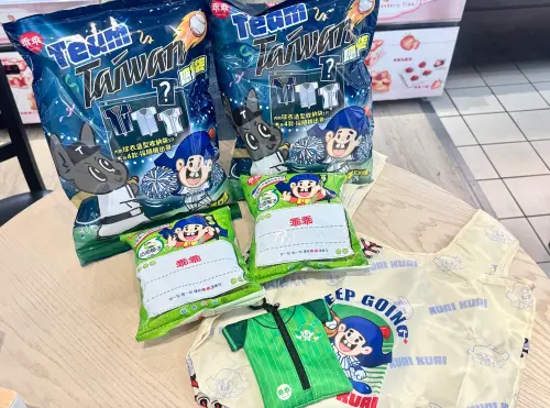 ▲「乖乖Team Taiwan應援袋」，每組特價269元，袋內除乖乖奶油椰子2包外，還有隨袋附贈球衣造型收納袋。（圖／記者鍾怡婷攝）