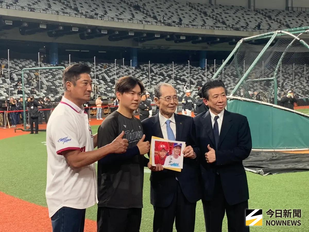 ▲「世界全壘打王」王貞治（右2）與中華隊江坤宇（左2）相隔多年再次合照。（圖／記者陳柏翰攝,2026.2.26）