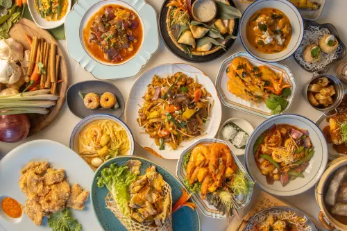 ▲高雄洲際酒店「HAWKER 好客南洋餐廳」推出期間限定「南洋集錦巡禮」活動，15道菜色可無限續點吃到飽。（圖／高雄洲際提供https://ickaohsiung.com）