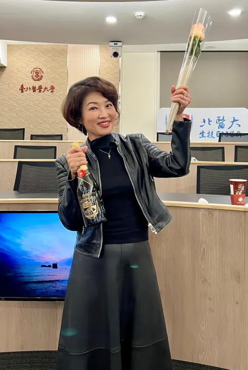 ▲吳中純任職過多家電視台，後來轉行投入生技、汽車產業，好學的她，去年才完成EMBA論文口試。（圖／吳中純臉書）