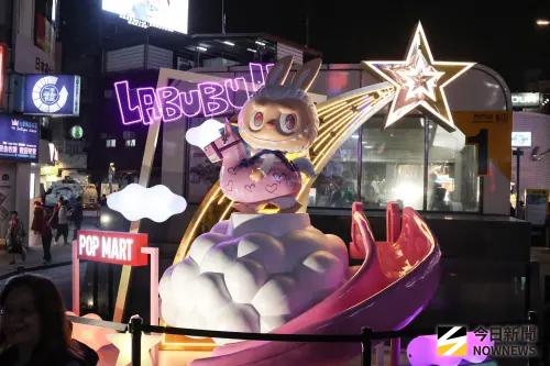 ▲2026台北燈節西門町展區總共有六座泡泡瑪特國際知名IP。（圖／記者朱永強攝，2026.02.26）