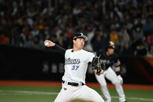 ▲張峻瑋臨時上場，雖然150公里以上火球連發，但控球找不到準心，被軟銀主力山川穗高打出右外野長打一次失掉2分。（圖／記者林柏年攝,2026.2.26）