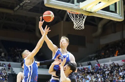 ▲雖然歸化中鋒高柏鎧（Brandon Gilbeck）在比賽中早早陷入犯規麻煩，圖齊教練依然信任板凳戰力。（圖／中華籃協提供）