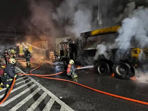 國1五股高架火光沖天！拖吊車全面燃燒　駕駛棄車逃生手部燙傷