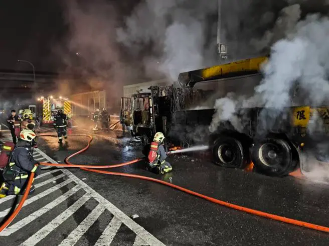 國1五股高架火光沖天！拖吊車全面燃燒　駕駛棄車逃生手部燙傷