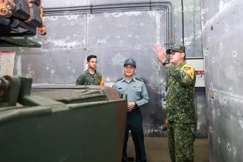 ▲陸軍司令呂坤修今（26）日晚間無預警前往北部地區視導部隊，實地了解戰備整備與換裝訓練情形。（圖／記者莊全成翻攝）