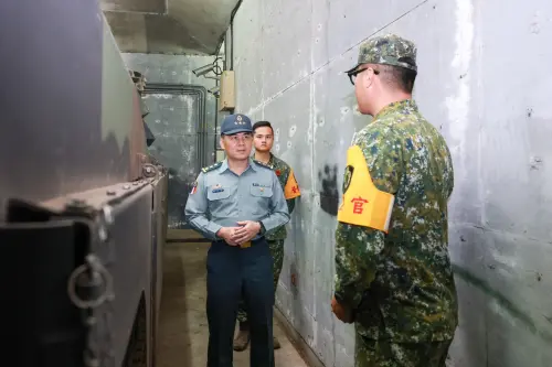 ▲呂坤修視察主戰裝備與通信系統檢整狀況，要求落實戰備整備工作。（圖／記者莊全成翻攝）