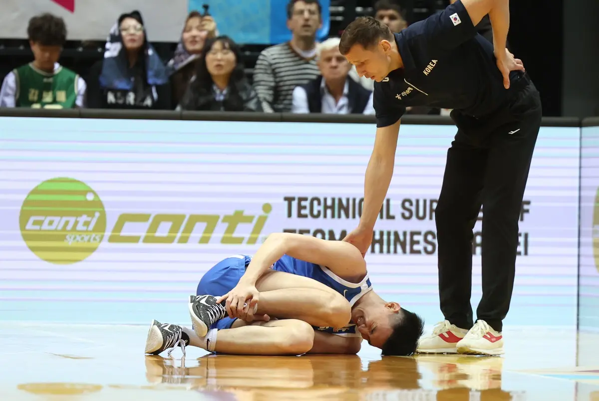 ▲在比賽進行到第二節時，我國前鋒馬建豪突然倒地哀嚎、疑似右腳受傷，隨後被擔架抬出場，後續狀況仍有待確認。（圖／中華籃協提供）