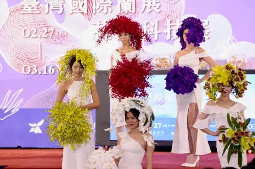 ▲ 五位代表不同蘭花品種的模特兒走秀表演。（圖／南市府提供）
