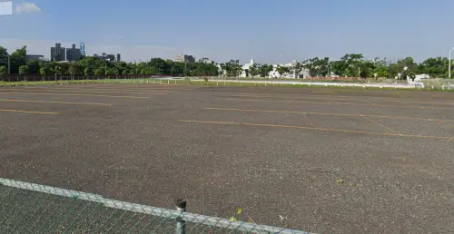 ▲「中原文創夜市」預定地點還是一大片柏油路停車場的狀態。（圖／GoogleMaps）