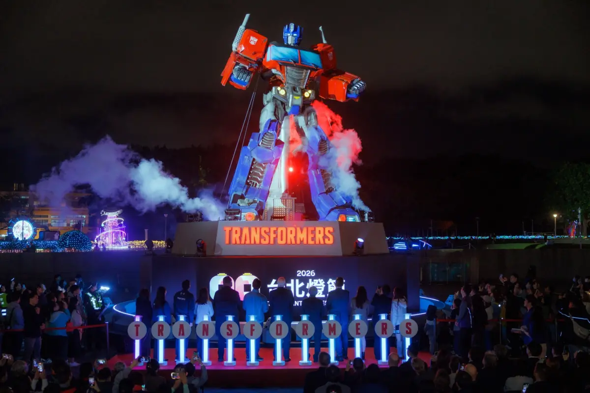 ▲2026台北燈節以「雙展區、雙IP」模式，花博展區攜手《變形金剛》，有10公尺高「柯博文主燈」；西門町展區則合作「泡泡瑪特」。本文整理兩區亮點、小提燈發放、交通資訊與交管等資訊（圖／台北市觀傳局提供）