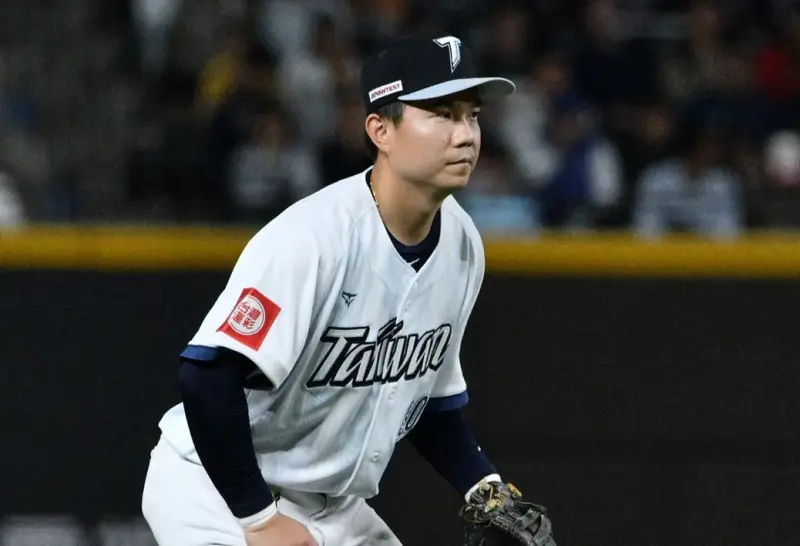 經典賽／江坤宇在軟銀面前秀滑接美技！主播讚嘆：這不是冬奧滑冰