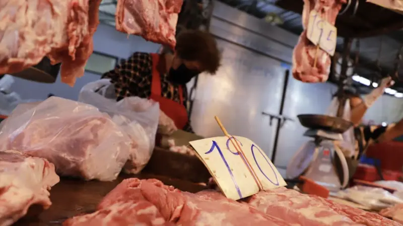 ▲泰國疾病管制局統計，今年1月至2月間全國已有49人感染豬鏈球菌，3人病逝，當局呼籲民眾避免食用未全熟的豬肉與豬血。（圖／翻攝自曼Bangkok Post）