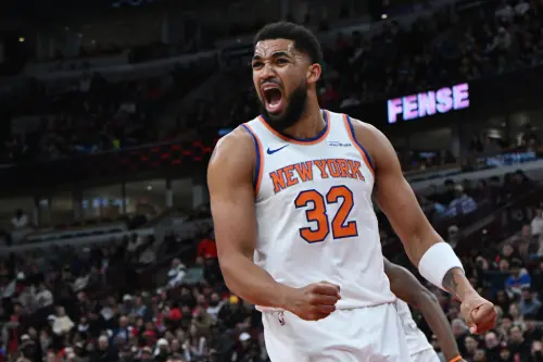 ▲球評認為，尼克隊中鋒唐斯（Karl-Anthony Towns）目前已成長為聯盟前五大的長人，籃板更好、對抗性更強，不再是過去被戲稱的「軟糖」。（圖／美聯社／達志影像）